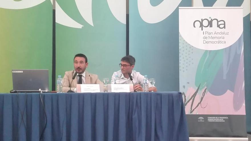 Fernando López junto a Francisco Javier Giráldez durante la presentación del I Plan Andaluz de Memoria Democrática