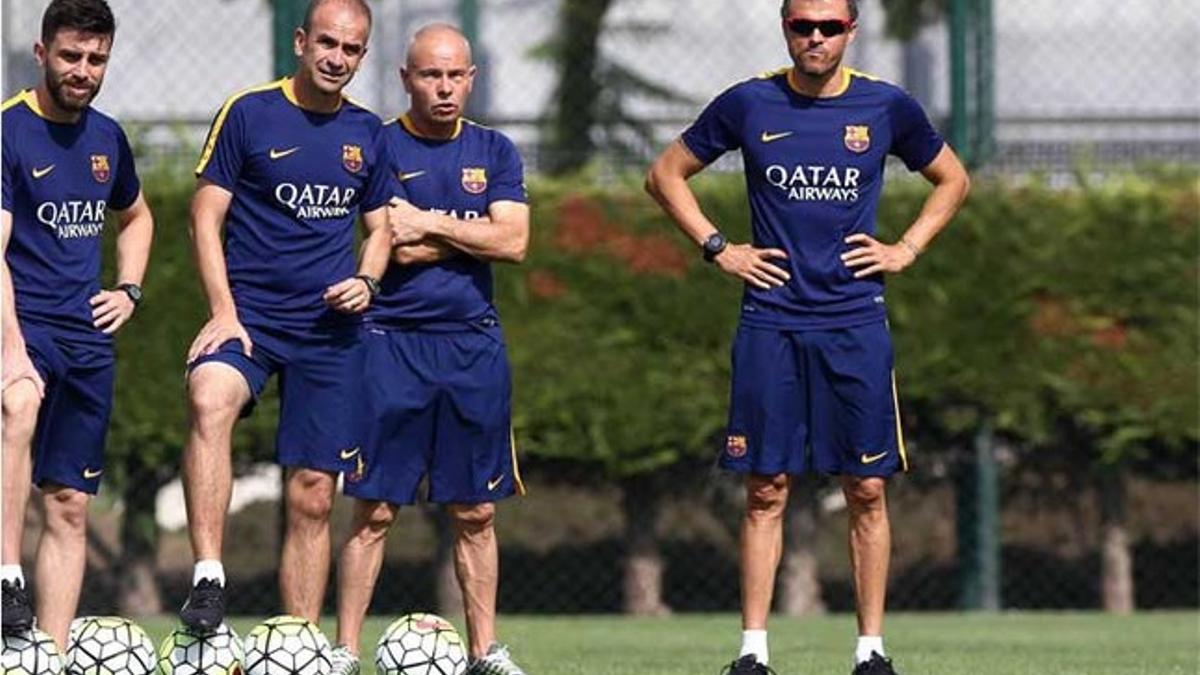 Luis Enrique Martínez junto a una parte de su staff técnico durante un entrenamiento del FC Barcelona