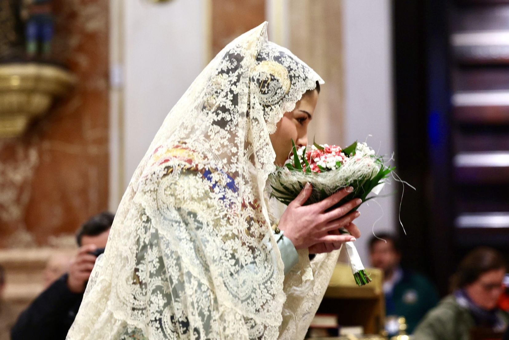 La fallera mayor infantil de València, ante la Virgen