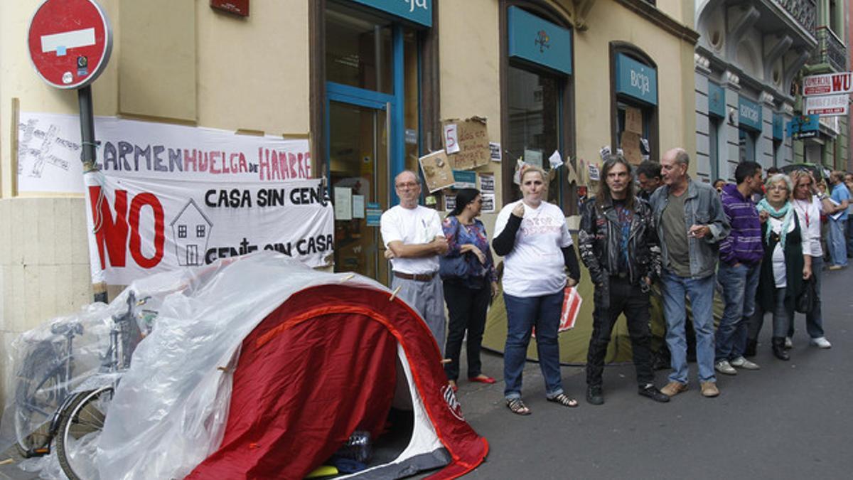 Carmen Ormaña, la mujer que ha frenado su desahucio tras estar acampada en huelga de hambre ante una de las oficinas de Bankia en la capital tinerfeña.