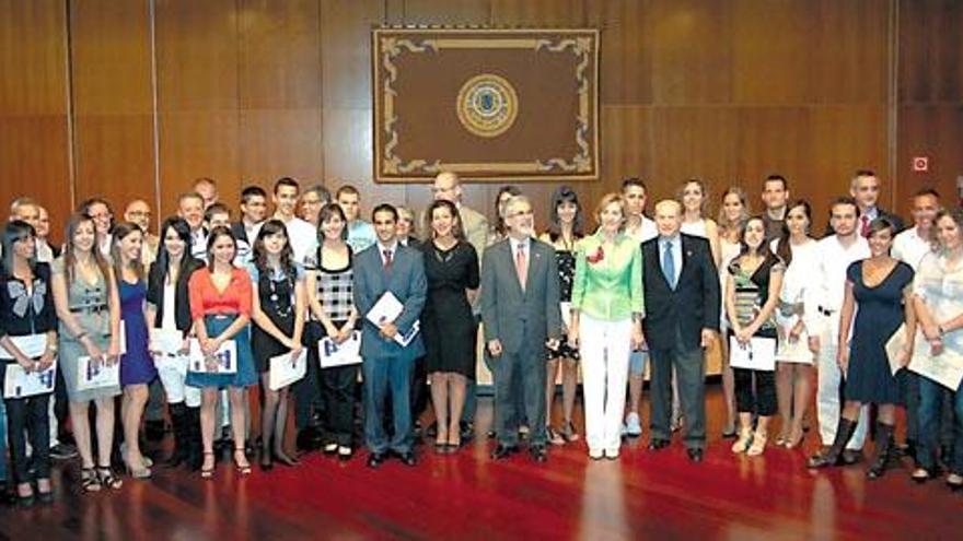 Los 41 alumnos más brillantes de 39 titulaciones de la Universidad de Las Palmas de Gran Canaria (ULPGC) recibieron en el Paraninfo los Premios Extraordinarios Fin de Título, en la foto los distinguidos posan con el rector José Regidor y la consejera de Educación, Milgros Luis Brito.