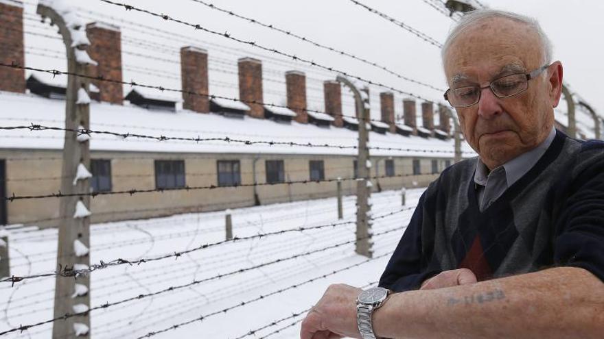 Un superviviente de Auschwitz.en las puertas del campo de concentración.