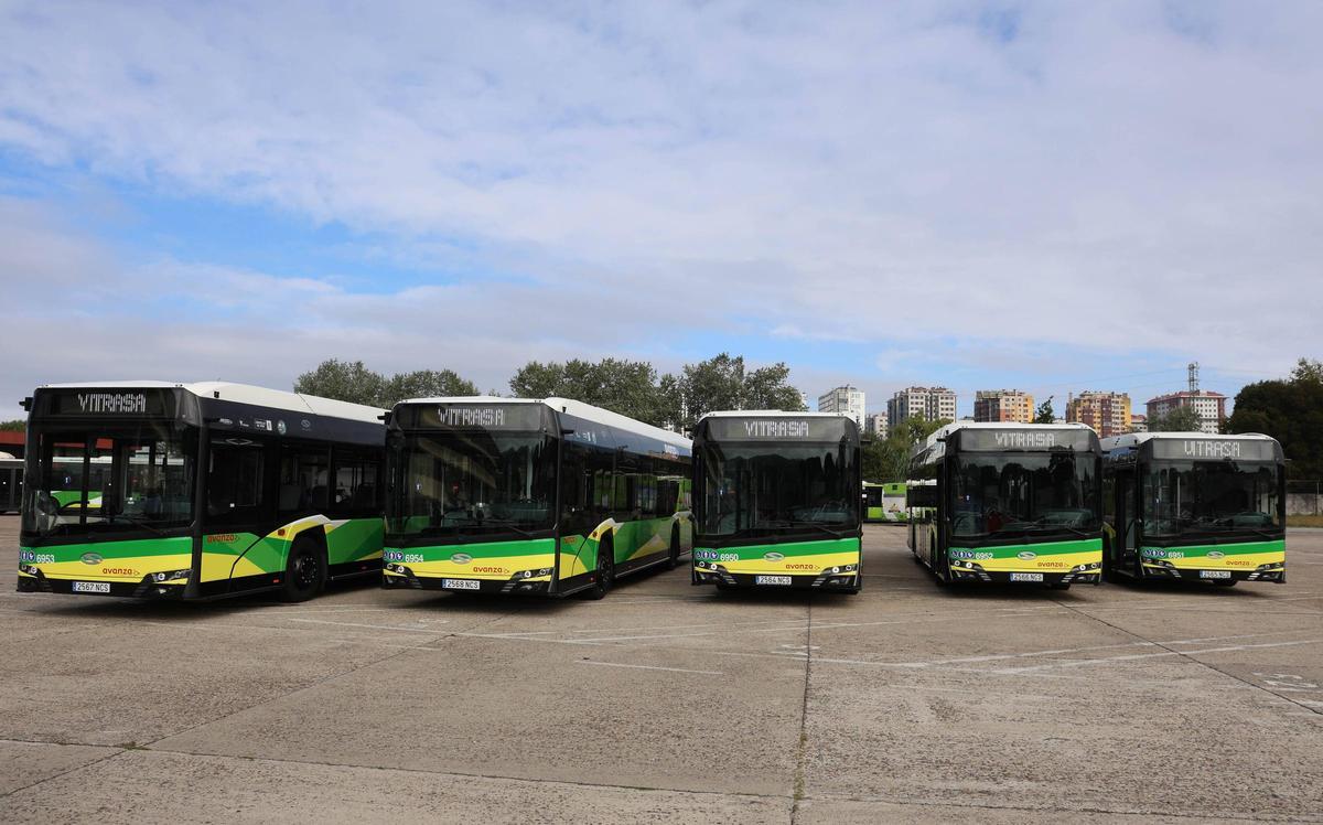 Autobuses de Vitrasa estrenados en 2025, en las cocheras de la compañía.
