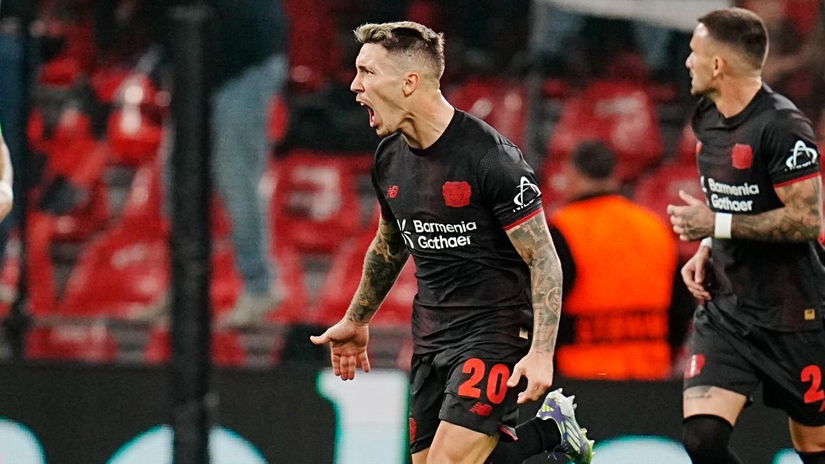 Grimaldo celebra el 1-1 logrado de libre directo