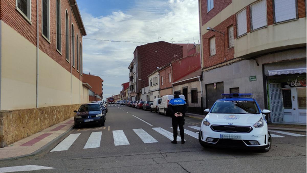 Un agente de Policía Local de Benavente de servicio.
