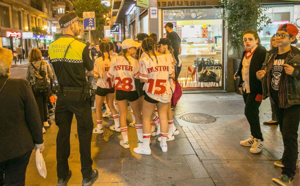 Más de una treintena de agentes de la Policía Local y Nacional aplacaron la polémica guerra de huevos y harina en los alrededores del Centro de Congresos