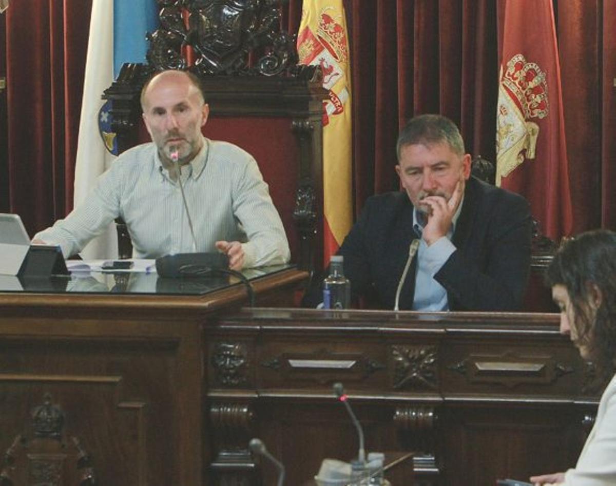 Jácome  (izq.) , junto al interventor denunciado (dcha.). | IÑAKI OSORIO