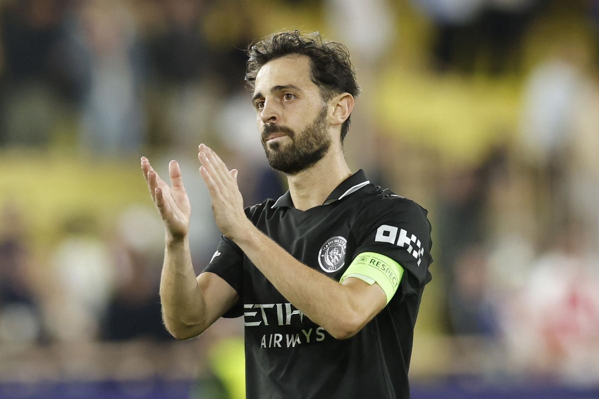 MONACO (Monaco), 01/10/2025.- Bernardo Silva of Manchester City greets supporters during the UEFA Champions League league phase match between AS Monaco and Manchester City, in Monaco, 01 October 2025. (Liga de Campeones) EFE/EPA/SEBASTIEN NOGIER. monaco . manchester city. liga campeones 2025/2026 monaco . manchester city. 02. accion. stade louis II