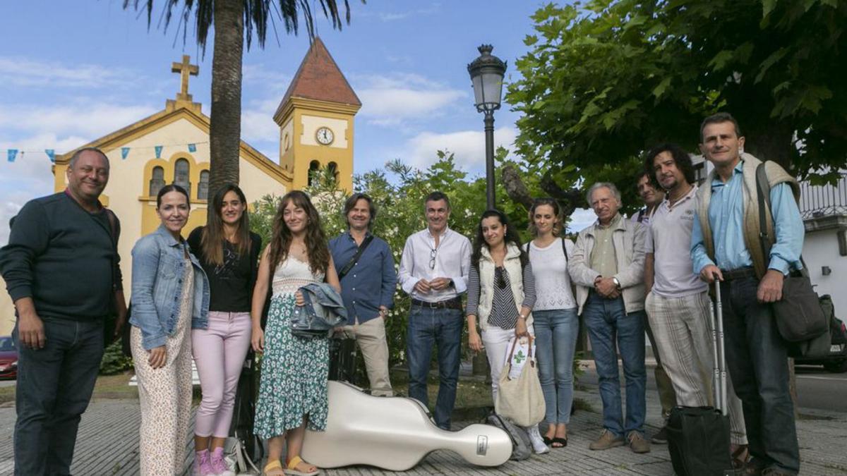 En la imagen superior, Tarrio con el resto de profesores que participan en el curso. Sobre estas líneas, alumnos en el auditorio del teatro Clarín. | M. F.