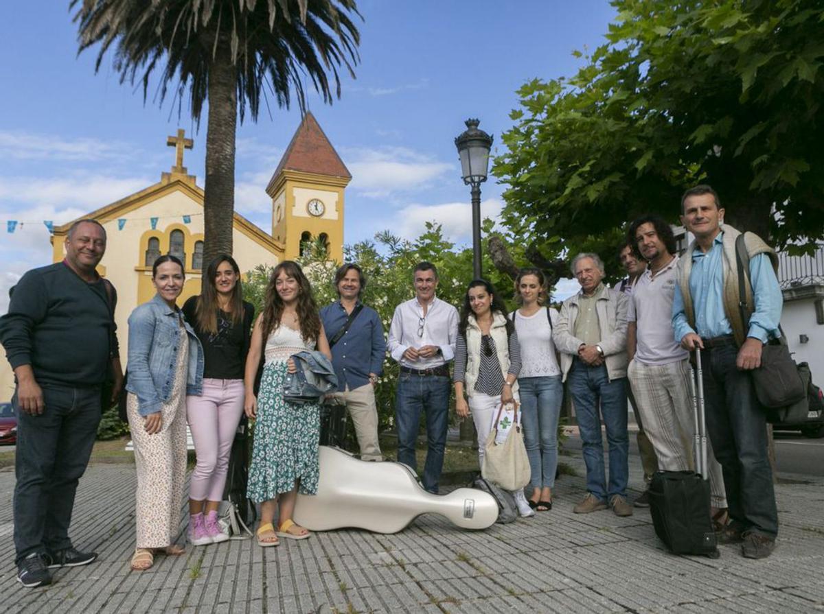 En la imagen superior, Tarrio con el resto de profesores que participan en el curso. Sobre estas líneas, alumnos en el auditorio del teatro Clarín. | M. F.
