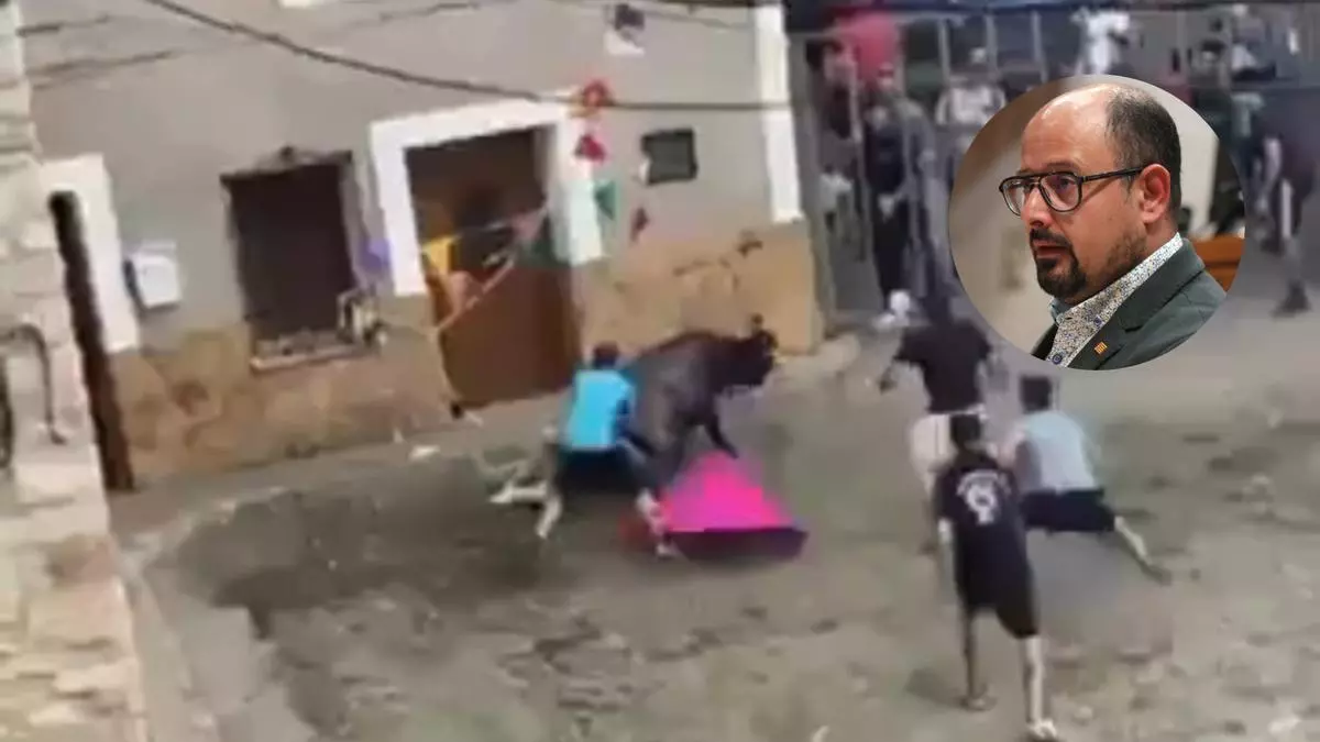 Alberto Izquierdo, presidente del PAR, 'pillado' por una vaquilla en las fiestas de su pueblo