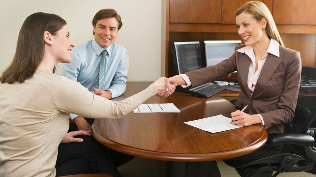 Empleada solicitando un permiso de trabajo