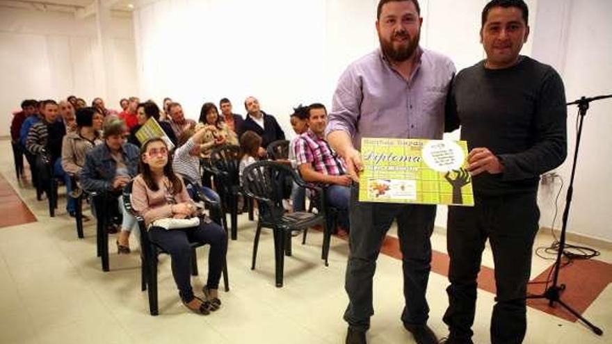 Imagen de la entrega del premio al ganador de la tapa. // Bernabé/Luismy
