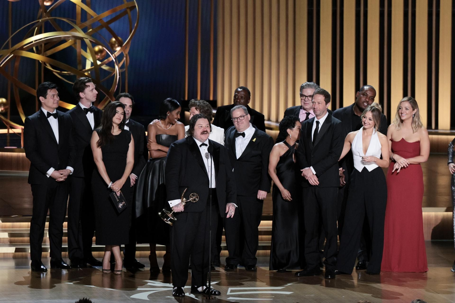 El elenco y el equipo de 'The Bear', tras ganar el premio a Mejor Serie de Comedia.jpg