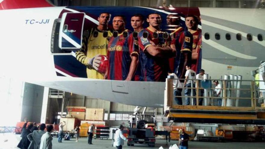 El &quot;avión blaugrana&quot; que llevó al Barça a Londres.