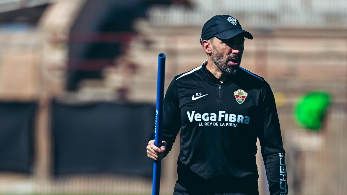 Eder Sarabia prepara un ejercicio durante un entrenamiento del Elche.