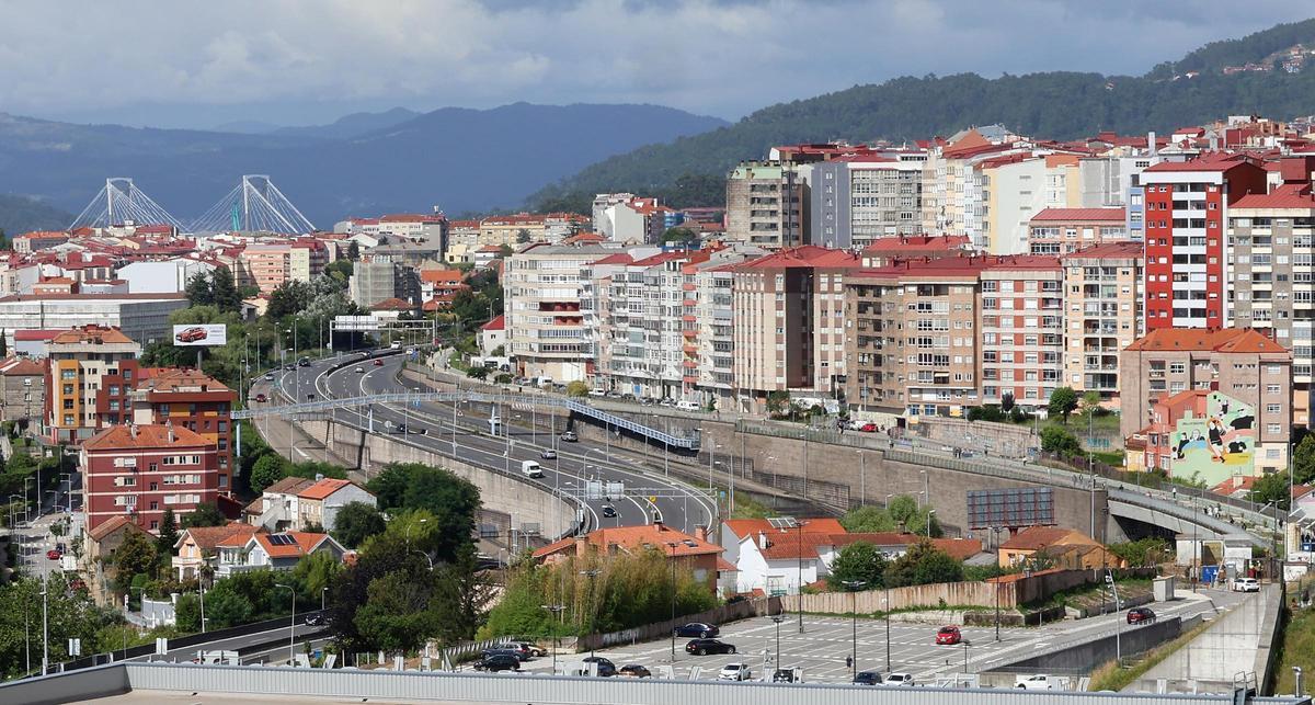 Vista actual de la AP-9 y la Vía Verde hacia Teis.
