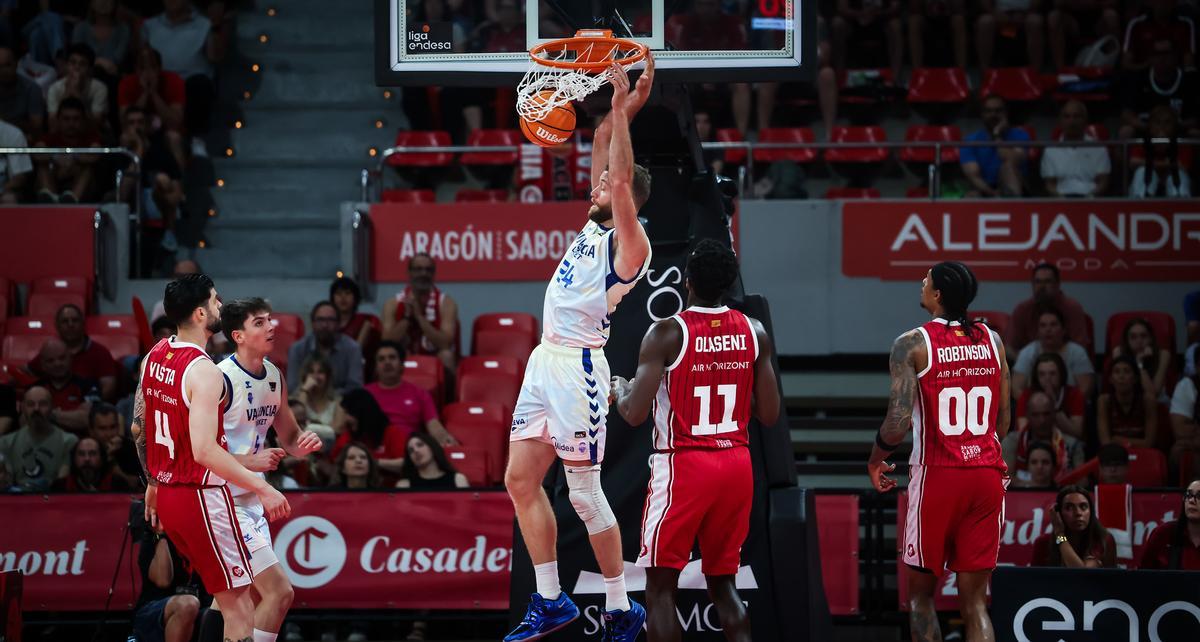 Matt Costello, en un mate en el primer cuarto ante el Casademont Zaragoza.
