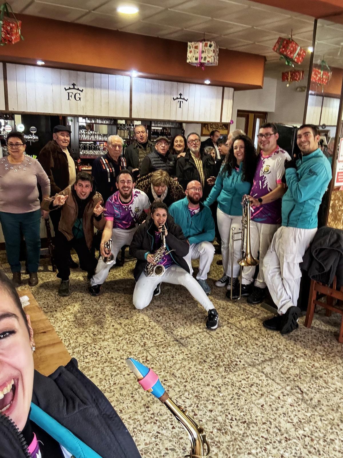 Los Chumachos animaron el vermú de la mañana en Castrogonzalo.