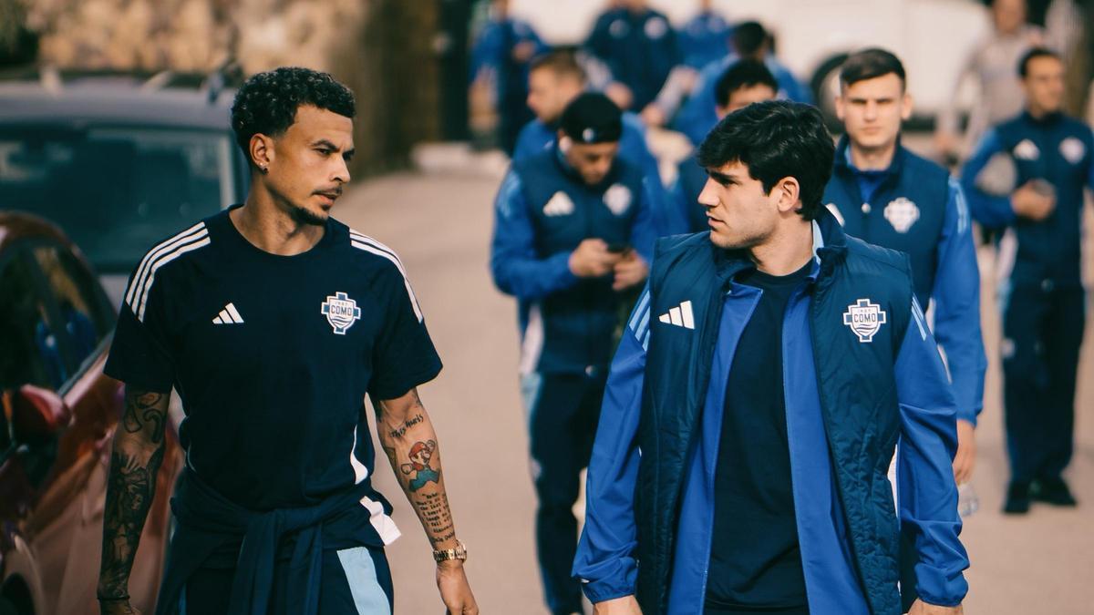 Azón llega al Marbella Football Center hablando con Dele Alli.