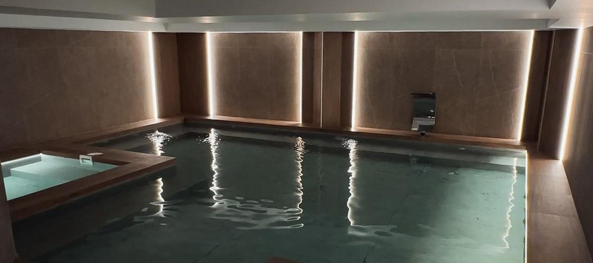 Piscina climatizada de contrastes en la "zona de aguas" de Green Spa
