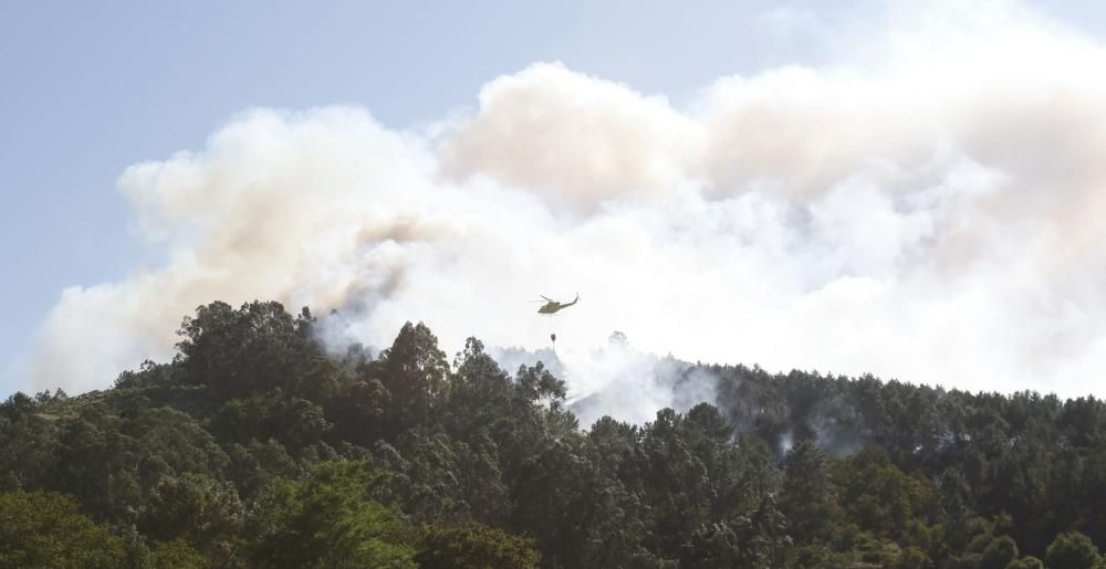 El incendio originado en Soutomaior se propagó hasta Redondela y obligó a desalojar varias viviendas