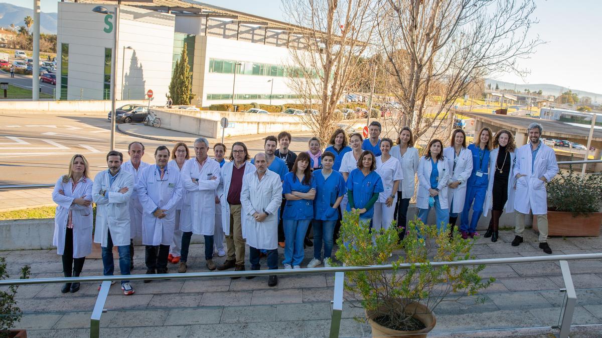 Una imagen de grupo del equipo de cirujanos generales, hepatólogos, anestesistas, intensivistas y enfermeras que participaron en el trasplante hepático.