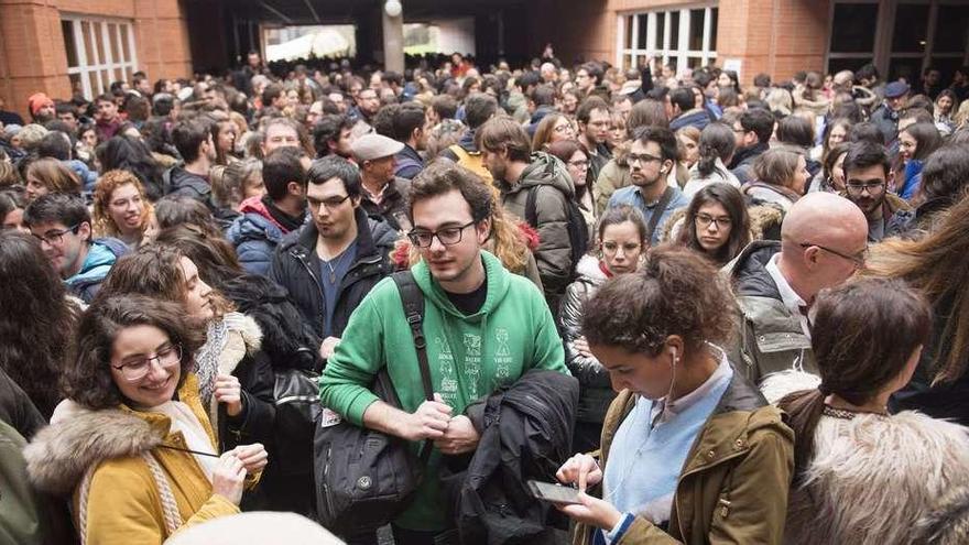 Parte de los graduados sanitarios que ayer se examinaron en el campus ovetense del Cristo.