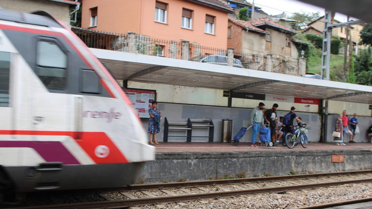 Un tren de Cercanías, este lunes, llegando a Mieres-Puente.