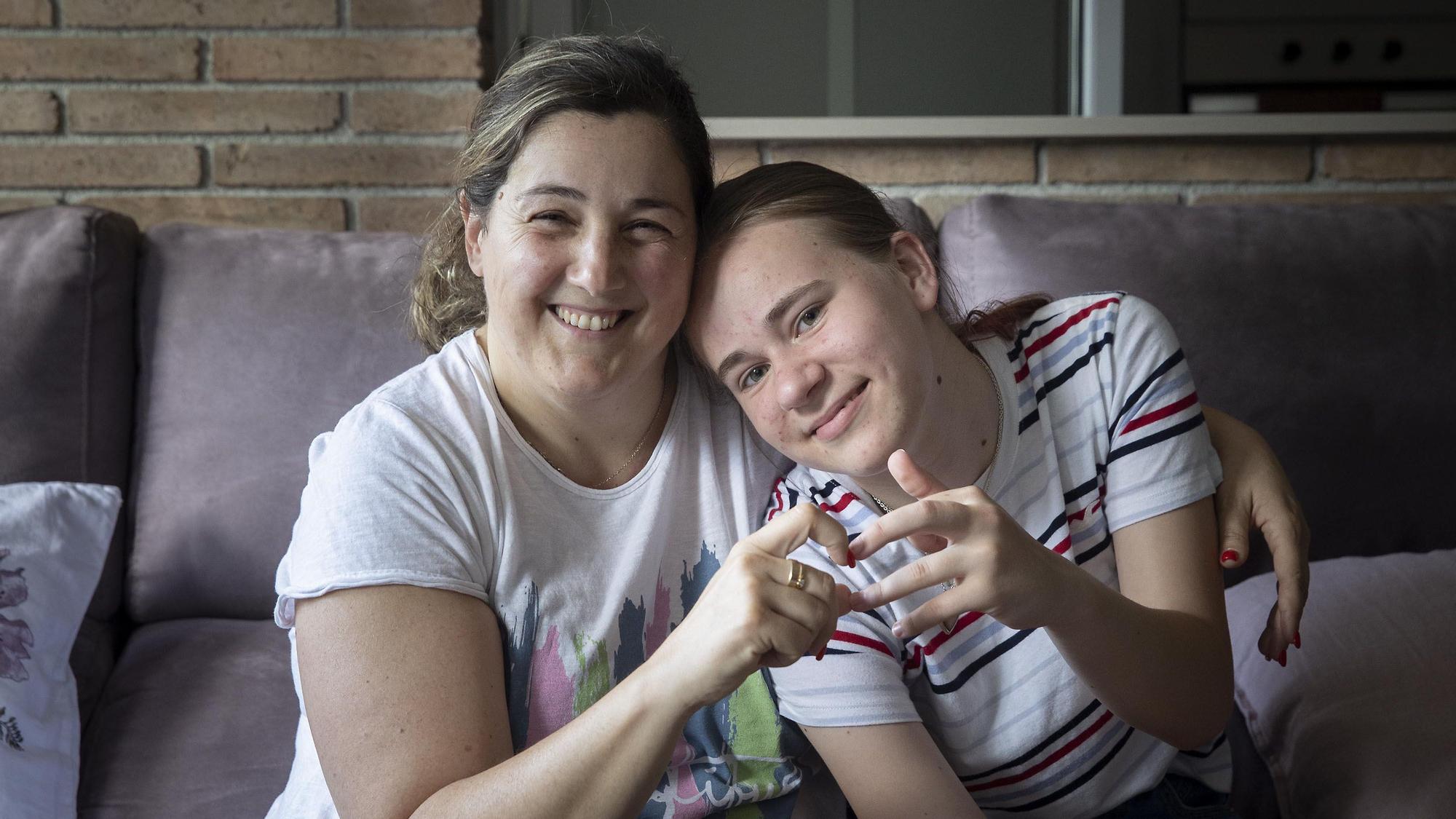 Sabadell 3/06/2022  100 dias de la guerra de Ucrania, entrevista a Nastya y su familia de acogida en Sabadell. En la foto Javi, Laura, Nastya y su hermana Alla (de rojo)  FOTO de FERRAN NADEU