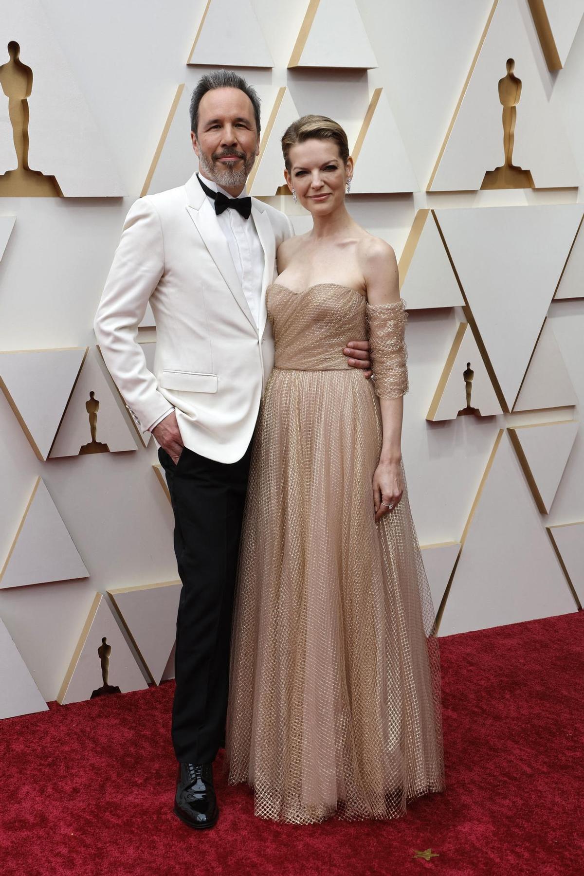 Denis Villeneuve y su pareja, en la alfombra roja de los Oscars 2022.