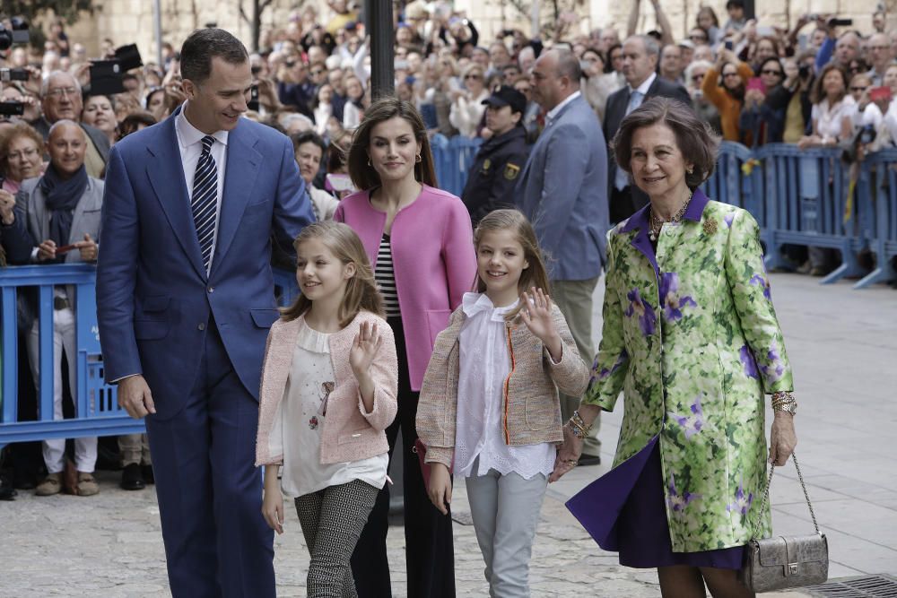 Los actuales reyes con sus dos hijas y doña Sofía