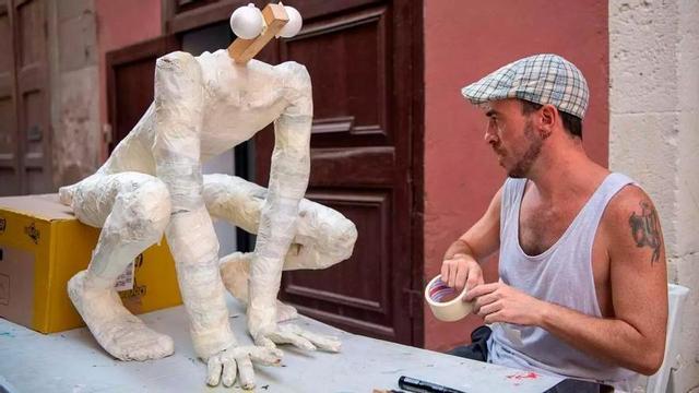 Els secrets dels cinc carrers de les festes de Gràcia que es vestiran de Tolkien: «Cada una ha treballat a la seva manera»