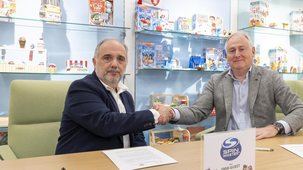 Ignacio Gaitán, director general de Spin Master en Iberia, Italia y Grecia y Agustín Fernández, director médico de IMED Valencia