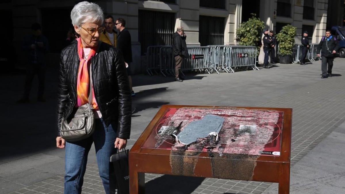 La placa que recordaba las torturas franquistas en la comisaría de Via Laietana aparece quemada