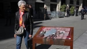 La placa que recordaba las torturas franquistas en la comisaría de Via Laietana aparece quemada dos días después de su instalación.