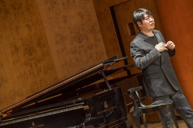 El pianista Lang Lang mantiene un encuentro con estudiantes de música en Gran Canaria