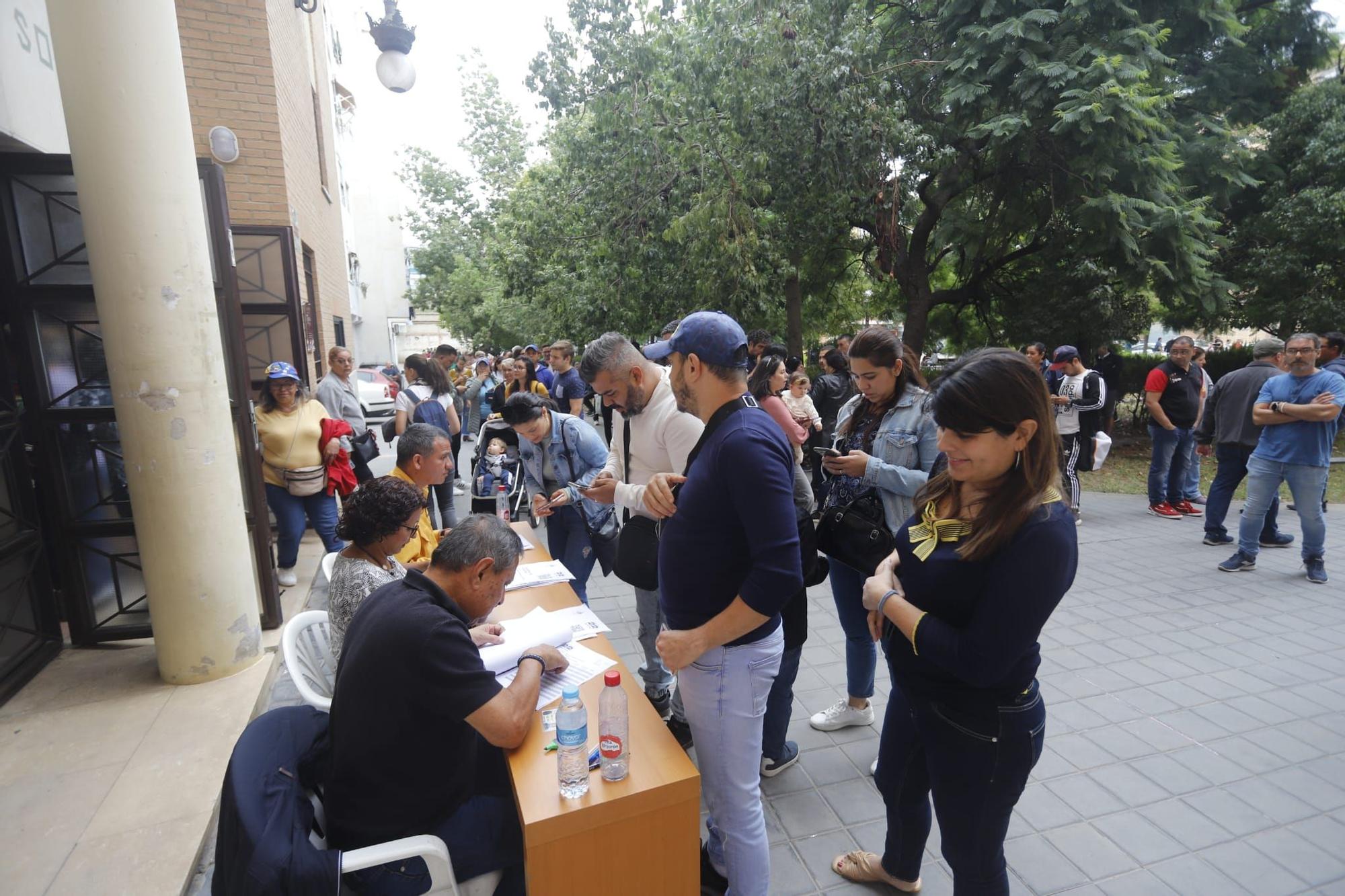 Venezolanos acuden a votar en Valencia las primarias de la oposición