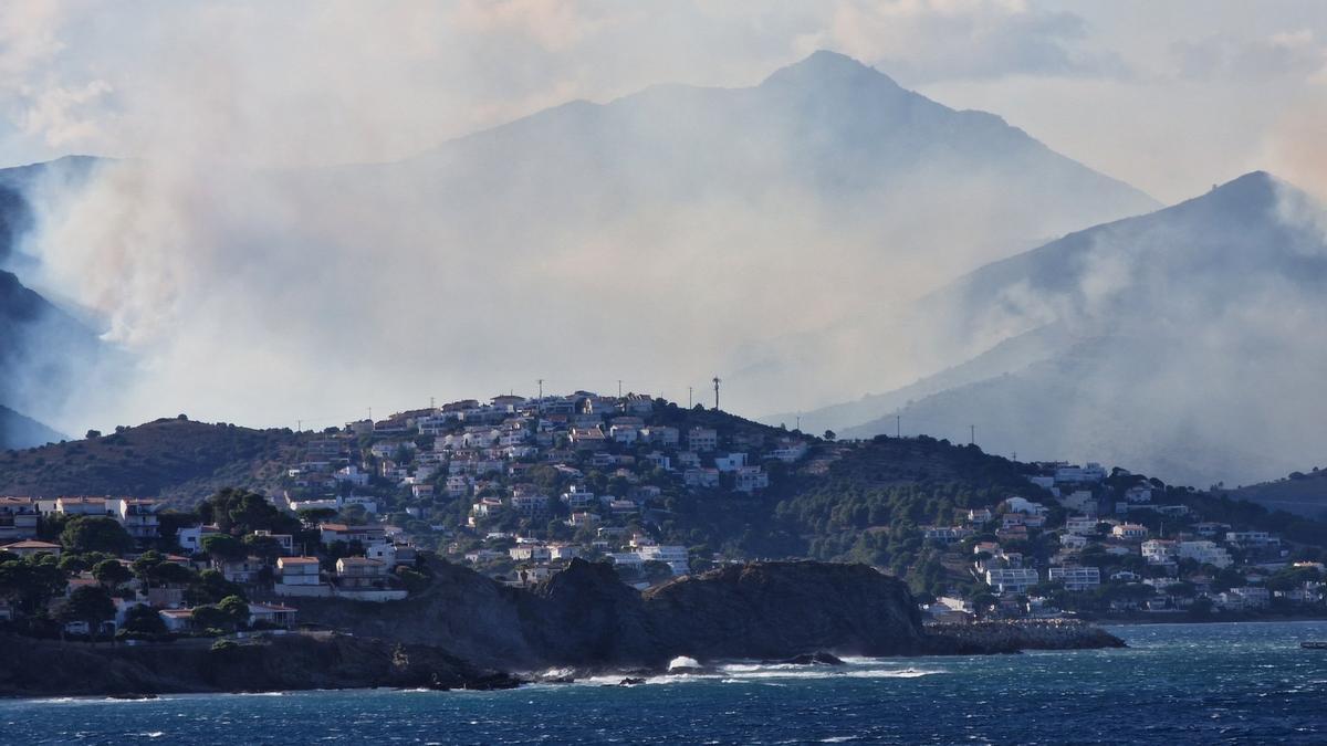L'incendi entre Portbou i Colera, vist des del Port de la Selva