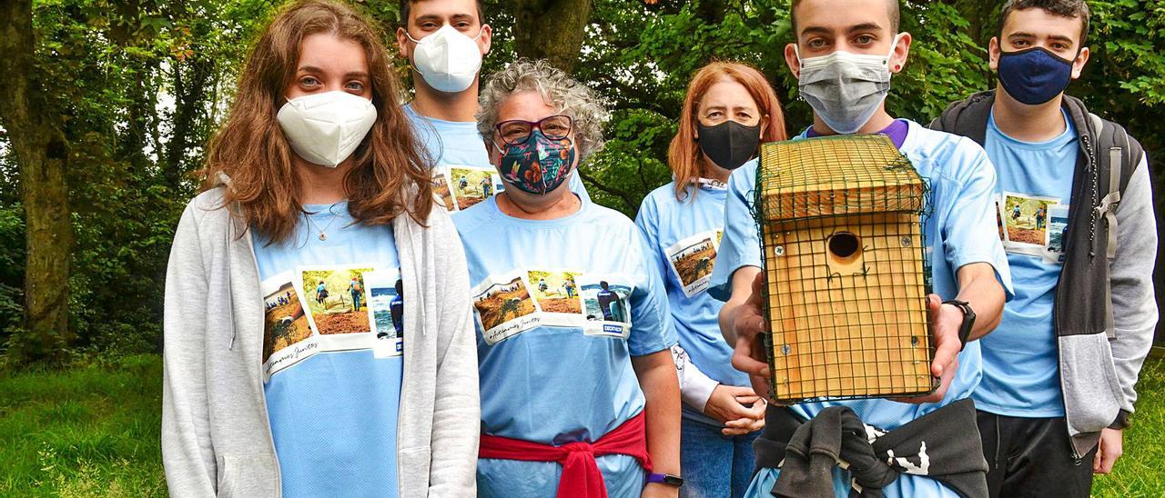 Por la izquierda Aida Sánchez, Javier Fernández, Maite Ortera, Cristina García, Pedro Sánchez y Asier Mora muestran la primera caja nido que realizaron ayer en el parque de La Cebera.  En el círculo superior, Alberto Uría, con los niños, en la instalación del hotel para insectos. Debajo, un grupo de asistentes.