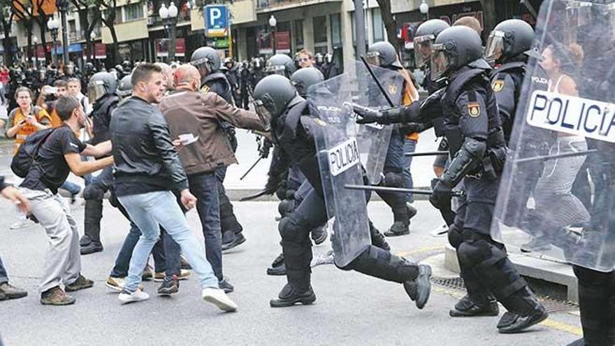 Imagen de una de las cargas policiales que se sucedieron en Barcelona el domingo durante el referéndum.