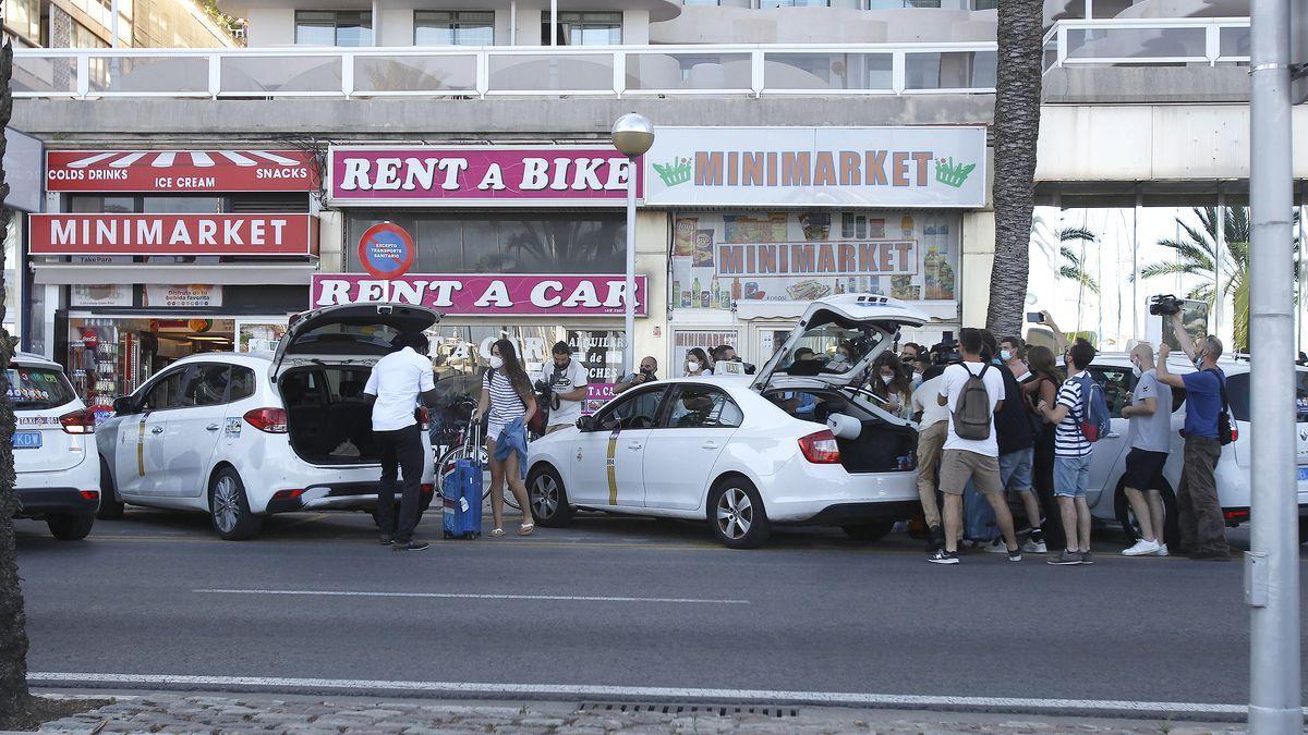 Estudiantes confinados en Palma se marchan del hotel.