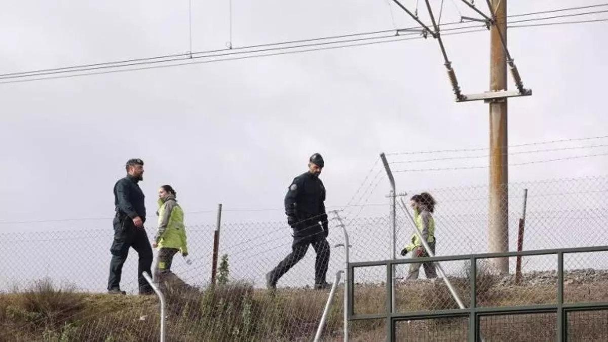 Agentes de la Guardia Civil revisan las vías en la zona cero de Adamuz.