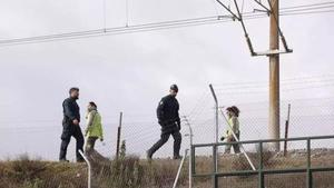 Agentes de la Guardia Civil revisan las vías en la zona cero de Adamuz.