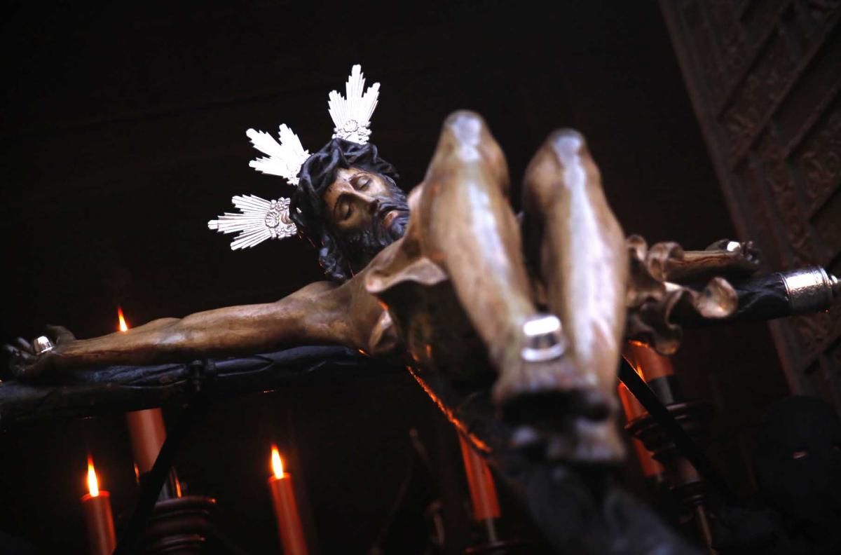 El Vía Crucis enseña el recogimiento de la Semana Santa cordobesa