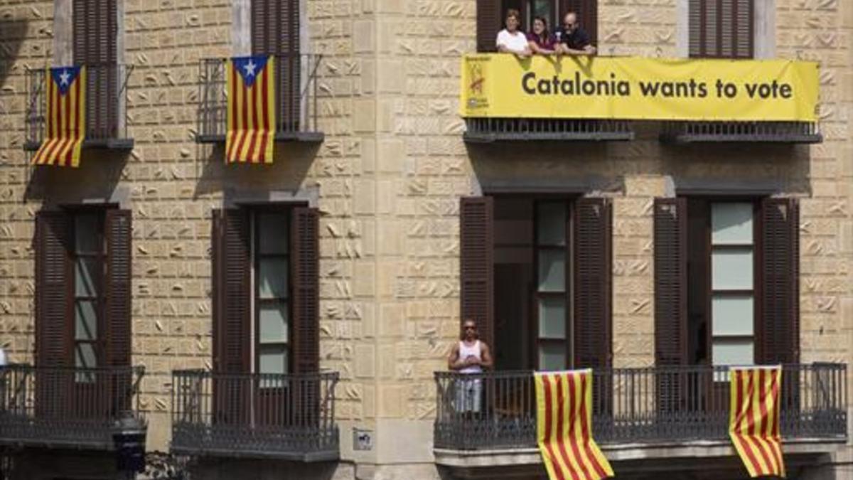 Banderas en balcones durante las fiestas de la Mercé.