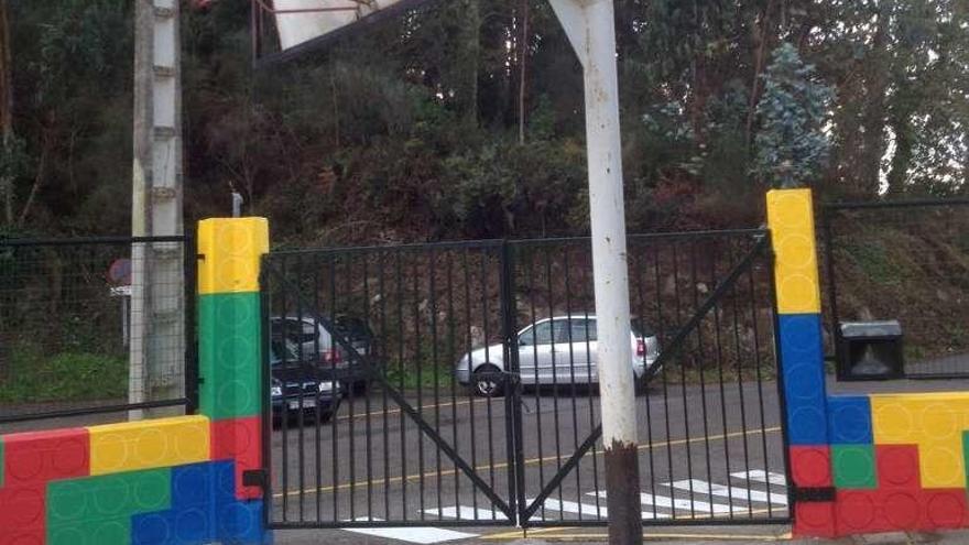 Estado de la canasta de baloncesto en el colegio A Rúa. // Fdv