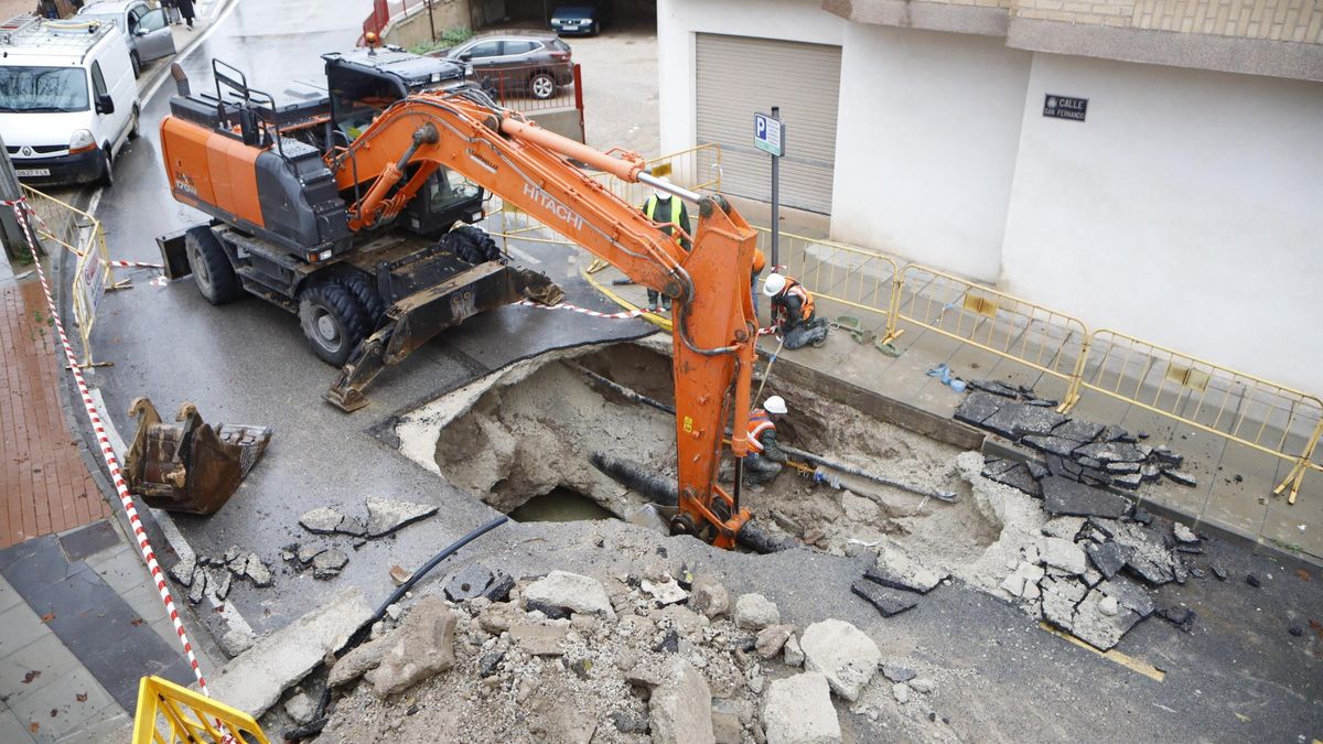 Trabajos de reparación de un socavón provocado por las lluvias.