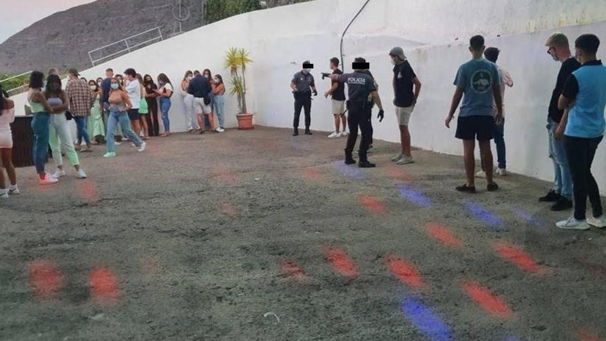 Desmantelan una fiesta ilegal en Tenerife con 78 personas sin medidas de protección