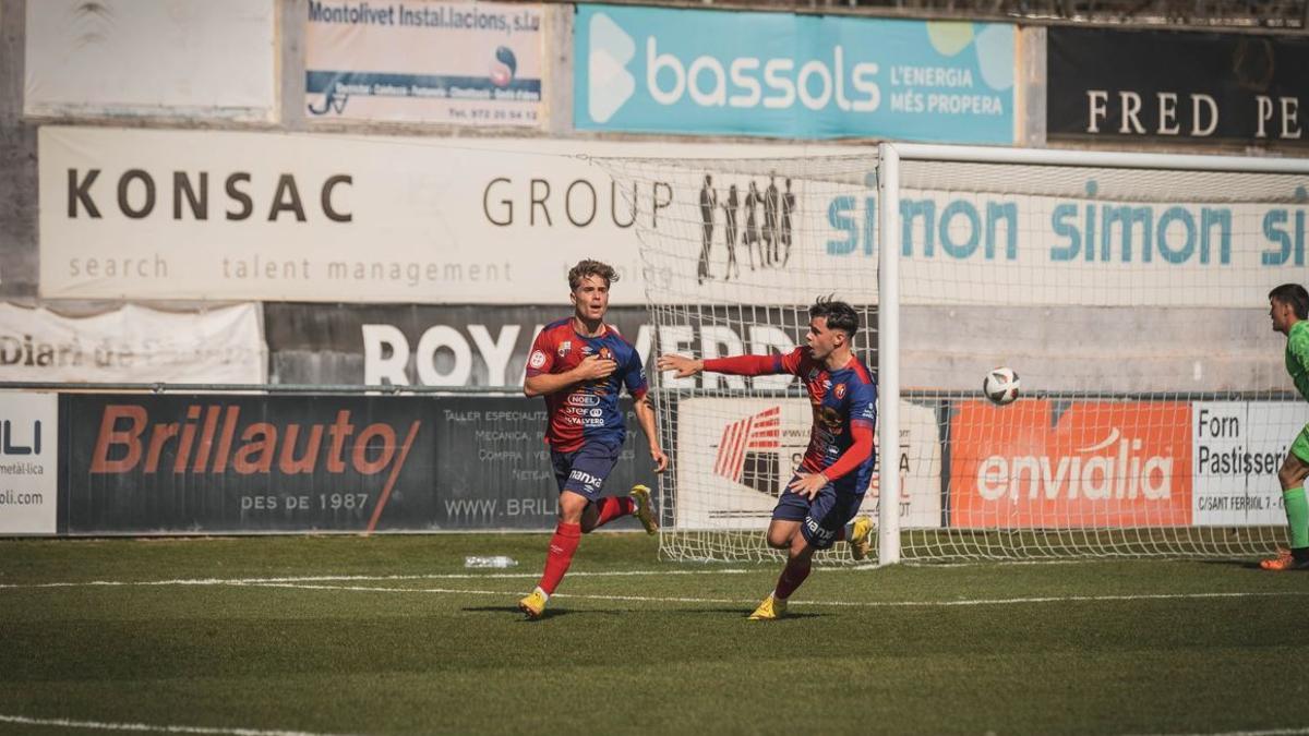 Josep Cerdà, celebrant un dels gols de l’Olot